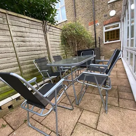 #chic 6-bedroom London Retreat# *
