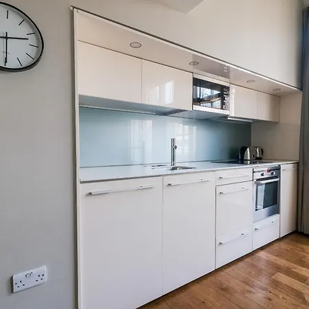 Hotel apartamentowy Servised On Artillery Lane 4*