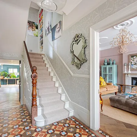 Heaver House - Stunning, Large 5br Nr Tube And Tooting Common Villa