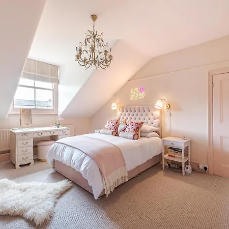 Heaver House - Stunning, Large 5br Nr Tube And Tooting Common Villa *