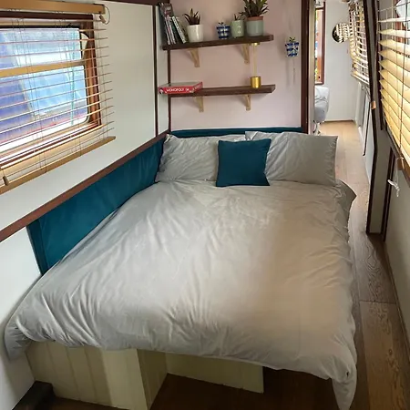Lovely Canal Boat In Little Venice By Paddington For Family & Friends Botel