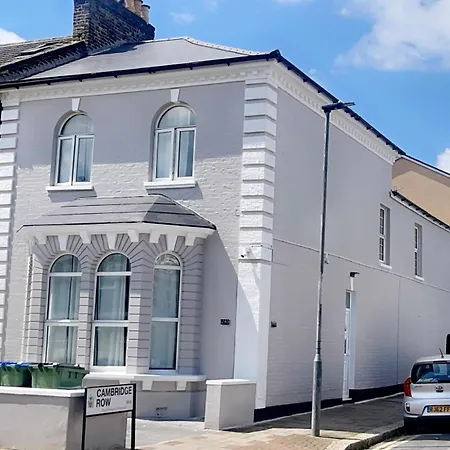 The Lux Ville, Stunning 6 Bedroom In London Holiday home