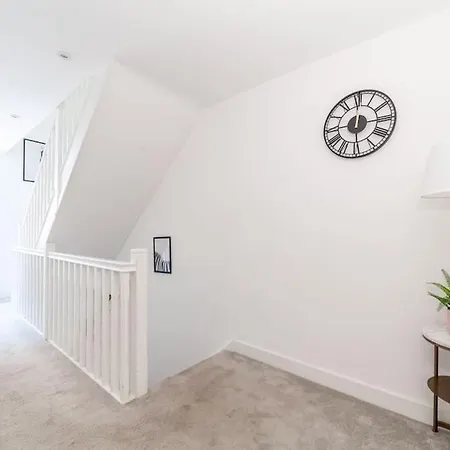 Apartment Stunning 5-bedroom Retreat In The Heart Of *
