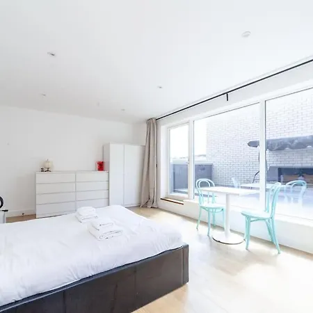 Stunning 5-bedroom Retreat In The Heart Of * London