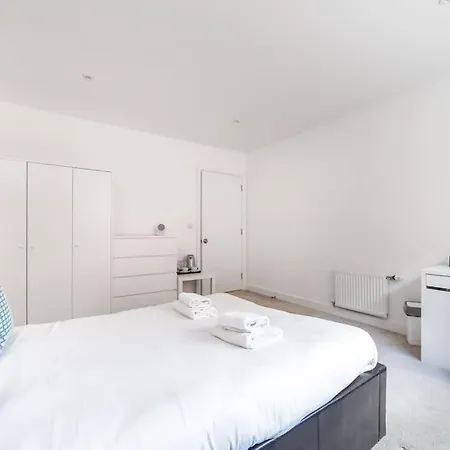 Stunning 5-bedroom Retreat In The Heart Of Apartment *