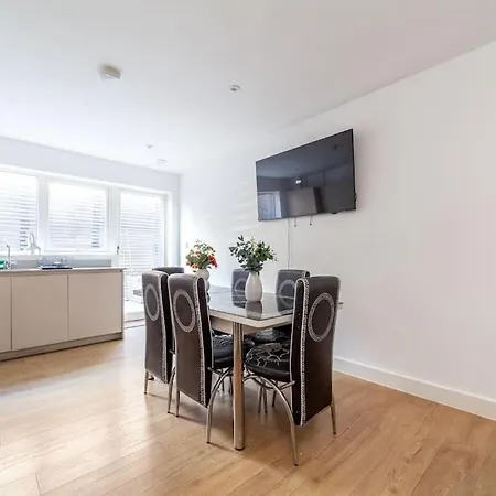 Apartment Stunning 5-bedroom Retreat In The Heart Of *