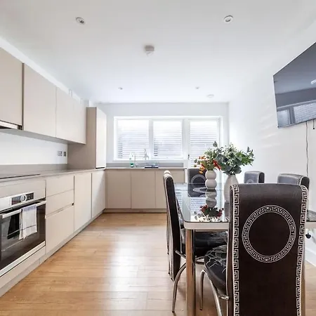 Stunning 5-bedroom Retreat In The Heart Of *