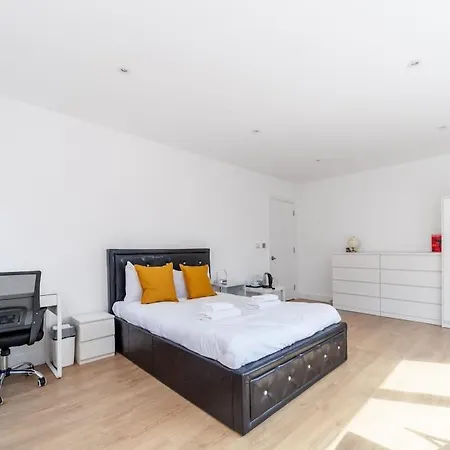 Stunning 5-bedroom Retreat In The Heart Of London