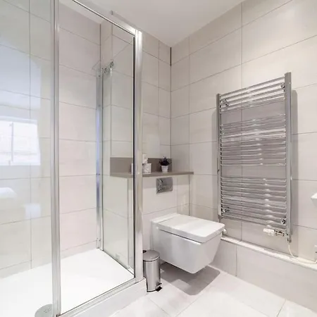 Stunning 5-bedroom Retreat In The Heart Of * London