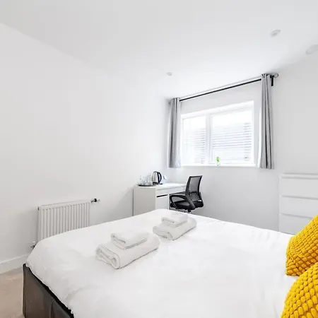 Apartment Stunning 5-bedroom Retreat In The Heart Of