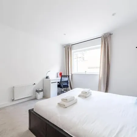Stunning 5-bedroom Retreat In The Heart Of Apartment *