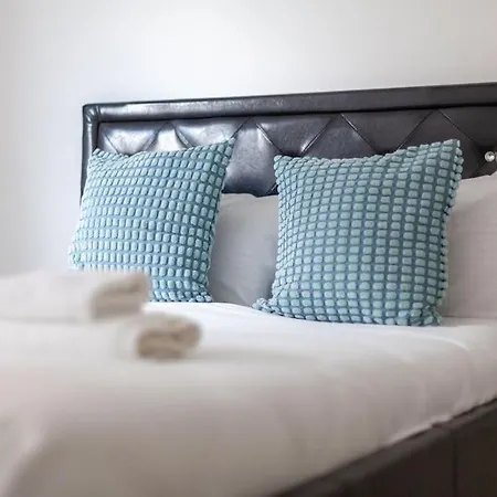 Apartment Stunning 5-bedroom Retreat In The Heart Of *