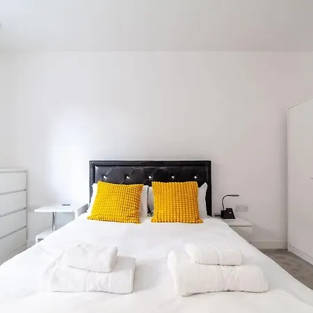 Stunning 5-bedroom Retreat In The Heart Of London