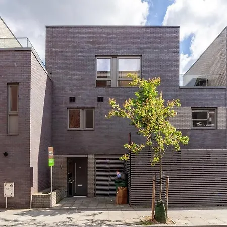 Apartment Stunning 5-bedroom Retreat In The Heart Of