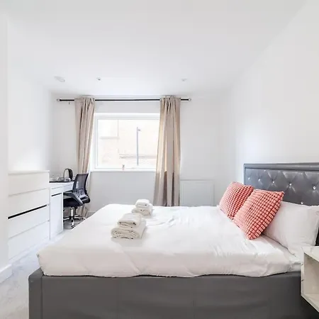 Stunning 5-bedroom Retreat In The Heart Of Apartment London