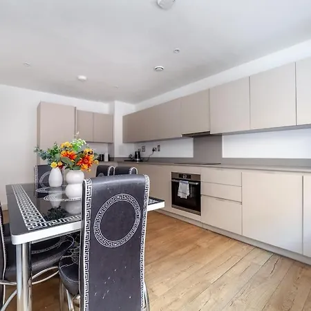 Stunning 5-bedroom Retreat In The Heart Of London