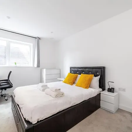 Stunning 5-bedroom Retreat In The Heart Of *