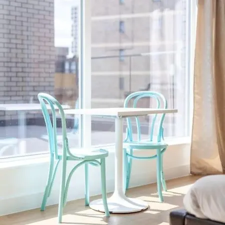 Apartment Stunning 5-bedroom Retreat In The Heart Of