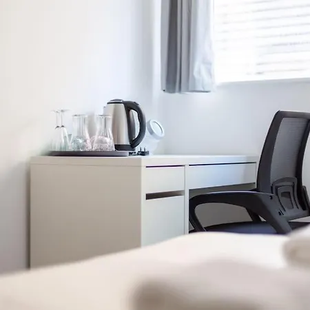 Stunning 5-bedroom Retreat In The Heart Of Apartment *