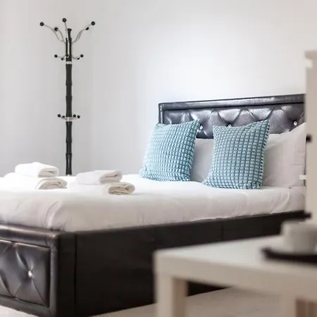 Stunning 5-bedroom Retreat In The Heart Of Apartment London