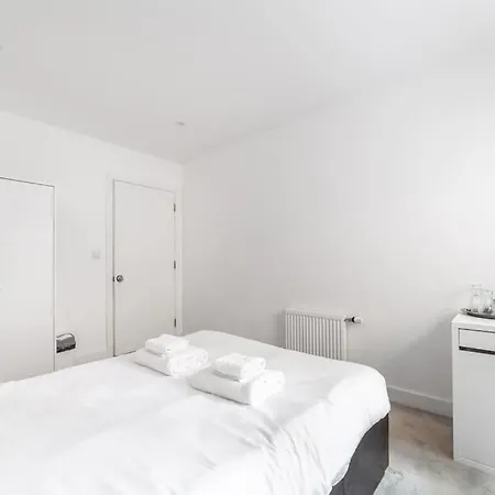 Stunning 5-bedroom Retreat In The Heart Of * London