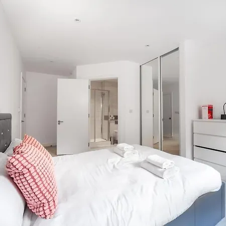 Stunning 5-bedroom Retreat In The Heart Of Apartment *