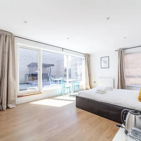 Stunning 5-bedroom Retreat In The Heart Of Apartment *