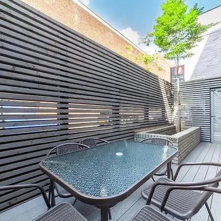 Stunning 5-bedroom Retreat In The Heart Of Apartment London