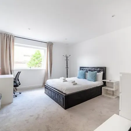 Stunning 5-bedroom Retreat In The Heart Of * London