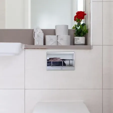 Apartment Stunning 5-bedroom Retreat In The Heart Of