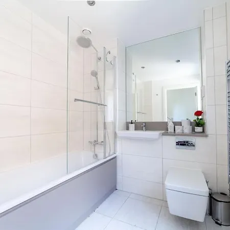 Apartment Stunning 5-bedroom Retreat In The Heart Of *