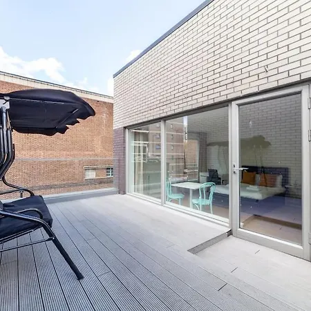 Stunning 5-bedroom Retreat In The Heart Of