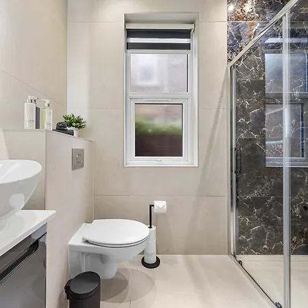 Modern In Shepherds Bush, Near Westfield Apartment