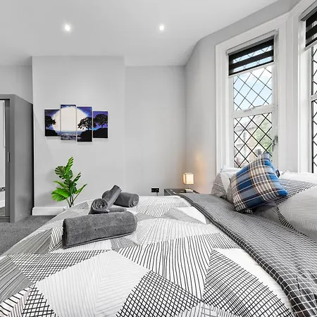 Modern In Shepherds Bush, Near Westfield Apartment