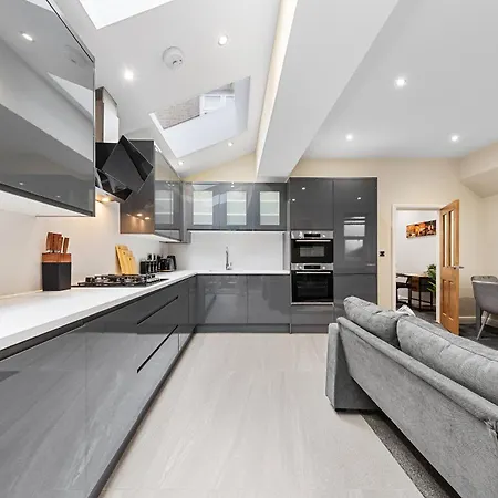 Modern In Shepherds Bush, Near Westfield Apartment London