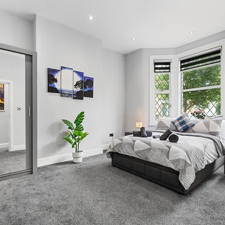 Modern In Shepherds Bush, Near Westfield London