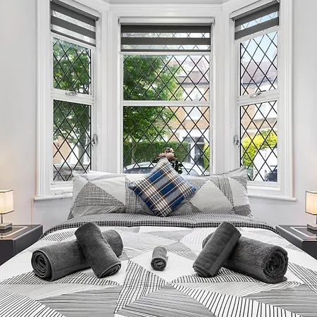 Modern In Shepherds Bush, Near Westfield Apartment