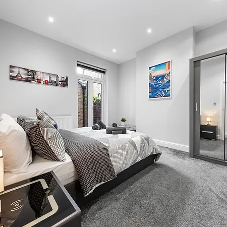 Modern In Shepherds Bush, Near Westfield Apartment