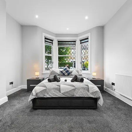 Modern In Shepherds Bush, Near Westfield Apartment London