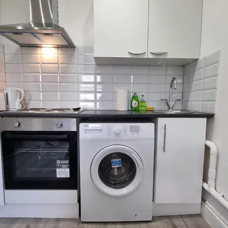Studio For 2 Person Next To Woodgreen Apartment *