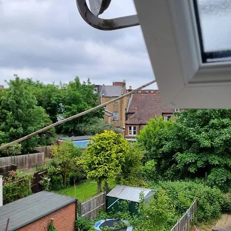 Studio For 2 Person Next To Woodgreen Apartment