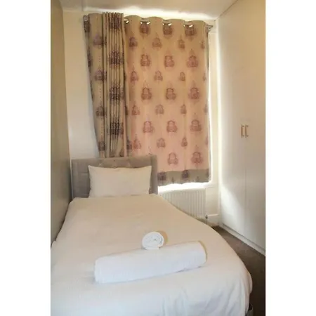 3 Bedroom House,4beds, 2 Baths Ilford ,12 Mins To Stratford *