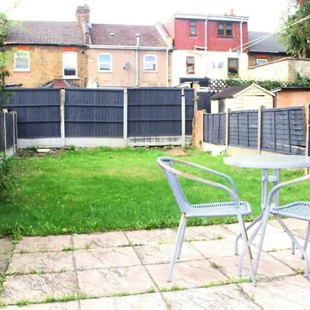 3 Bedroom House,4beds, 2 Baths Ilford ,12 Mins To Stratford Holiday home
