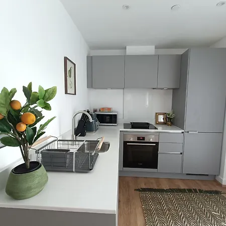 Snuggle Inn: Riverside With Thames Views London
