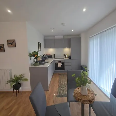 Snuggle Inn: Riverside With Thames Views Apartment London