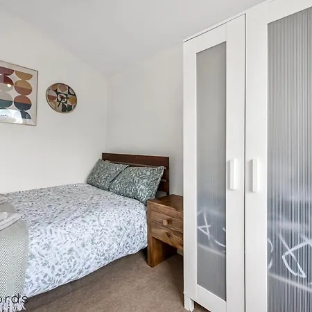 Fabolous 2 Bedroom Flat Near Westfield Shopping * London