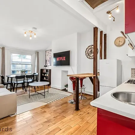 Fabolous 2 Bedroom Flat Near Westfield Shopping *