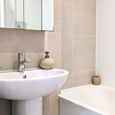 Hyde Park 3 Bedroom Flat * London