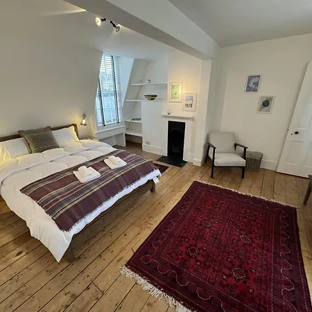 Centrally Located Stunning 3bed 2bath Se1