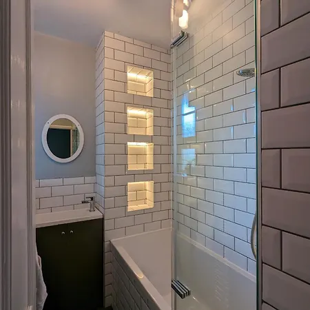 Single Close To Battersea *